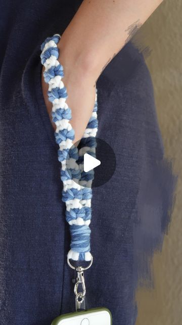 Macrame • Handmade • Tutorial • Fiber Arts on Instagram: "macrame wristlet keychain with bow patten🎀  super easy to make with a little bit twist of the half hitch knot to make the bow✨  #macrame #macramé #macramewallhanging #macramelove #macramemakers #macrameforbeginner #macramewallhanging #knots #macramelanyard #macramebag #macramestrap #macramebottleholder #macrame #coaster #macramewallhanging #macramecoaster #handmade #diy #macrametutorial #diycrafts #diyprojects #diygifts #giftideas #weddingfavors #macramehathanger #hathangertutorial #hatlover #lifehacks #macramovement #macramemovement #macramemovements #macramelove #macramehack" Tutorial Macrame Keychain, Macrame Wristlet Keychain Diy, Diy Wristlet Keychain, Macrame Keychain Diy Tutorials, Macrame Wristlet Keychain, Hitch Knot, Macrame Wristlet, Handmade Tutorial, Half Hitch Knot