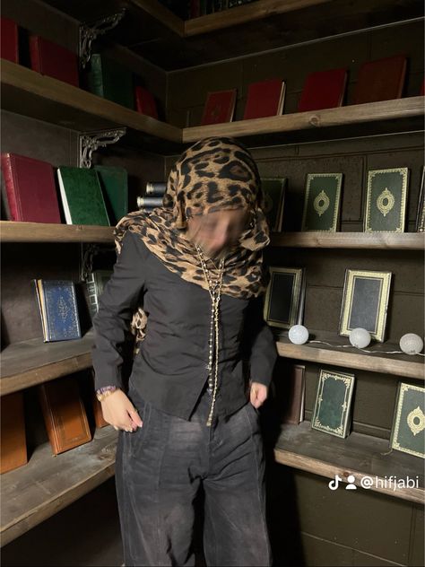 classy, all black outfit, leapord print hijab, cafe, libary work vibes Leopard Print Hijab Outfit, Leopard Hijab, Classy All Black Outfit, Scarf Outfit Aesthetic, Leopard Scarf Outfit, Mua Aesthetic, Outfit Ideas Hijab, Work Vibes, Hijabi Outfit