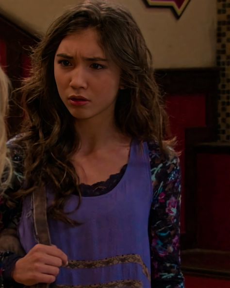 Riley Matthews Aesthetic, Riley Girl Meets World, Riley Matthews Outfits, Riley Matthews, 90s 2000s Fashion, World Icon, Rowan Blanchard, Pfp Ideas, Girl Meets World