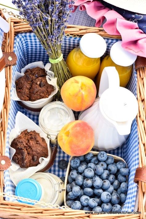 Breakfast Picnic on the Beach - My Island Bistro Kitchen Breakfast Hampers Ideas, Breakfast In The Woods, Breakfast Picnic Basket, Breakfast Picnic Aesthetic, Beach Picnic Breakfast, Picnic Basket Ideas Food, Picnic Veggies, Beach Breakfast Ideas, Picnic Breakfast Ideas