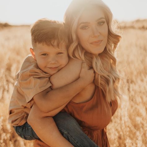 Pampas Grass Family Photoshoot, Golden Hour Mommy And Me, Mommy And Me Mini Session Outdoor, Som And Mom Photoshoot, Moody Mommy And Me Photos, Mommy Toddler Photoshoot, Golden Hour Mother Daughter Photos, Mommy And Me Toddler Photo Shoot, Mommy And Me Field Photos