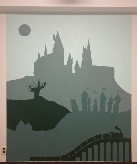 Harry Potter mural! Green! Quidditch! Wall mural 😍😍😍 Harry Potter Silouhette, Hogwarts Mural, Harry Potter Wall Painting, Harry Potter Wall Mural, Harry Potter Mural, Harry Potter Kids Room, Hogwarts Castle Silhouette, Harry Potter Wall Decor, Harry Potter Silhouette