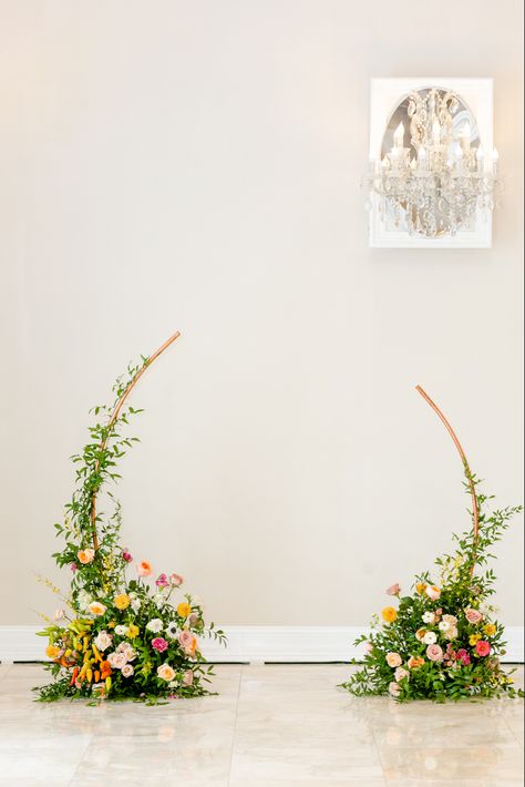 Diy Floral Arch, Couples Getting Married, Floral Archway, Altar Arrangement, Cake Table Decorations, Arch Decoration, Arch Flowers, Flower Installation, Romantic Wedding Decor