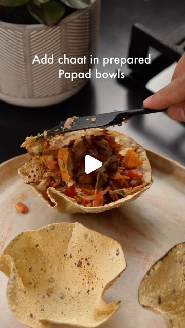 Spoons of Dilli on Instagram: "•PAPAD LAYS CHAAT RECIPE•😍 Trust us this tastes DELICIOUS!!! Easy to make yet so so good🤤 Perfect Chakhna for your upcoming festive parties🙂 Ingredients used are- Papad- 6-7 pieces Any flavour of lays- 1 packet Tomato- 3-4 medium size Onion- 2-3 medium size Green chillies- 2 pcs Dhaniya (Coriander)- 2 Tbsp Lemon juice- 1 lemon Chaat masala- 1 Tbsp Tip- Once your papad is roasted immediately give it the shape of bowl in any katori! You may skip onion and add simple salted lays if you are avoiding onion these days🧡 #papad #chaat #lays #chips #chipschaat #papadchaat #snack #snacktime #snackrecipes #snackrecipe #easyrecipes #uniquerecipes #quickrecipes #delhi #delhifood #foodporn #food #foodie #recipereels #foodreels #festivalrecipes #spoonsofdilli #chaatreci Katori Chaat Recipe, Katori Chaat, Snack Lays, Papad Recipe, Lays Chips, Chaat Recipe, Chaat Masala, Snack Chips, Unique Recipes