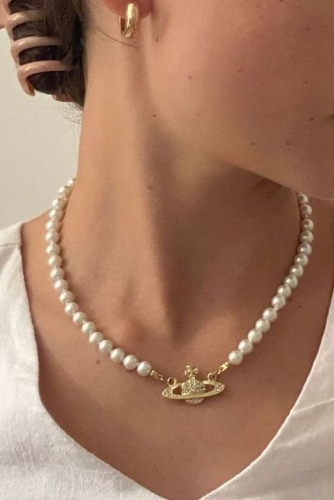 Pearl Necklace Outfit, Antique Necklace Gold, Saturn Necklace, Temple Jewelry Necklace, Antique Necklaces Design, Choker Necklace Designs, Fancy Jewelry Necklace, Online Gold Jewellery, Pearl Necklace Set