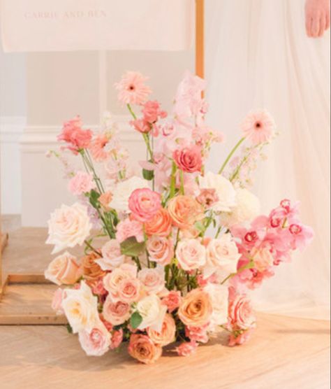 Peach Pink Wedding, Wedding Columns, Peach Bouquet, Table Rose, Peach Wedding Flowers, Bridal Table, Wedding Table Flowers, Pink Wedding Flowers, Pink And White Flowers