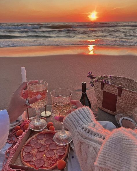 Candle Shop Display, Beach Date Ideas, Boat Picnic, Life Of My Dreams, Wine Presentation, Valentines Date Ideas, Romances Ideas, Romantic Date Night Ideas, Streams Of Income