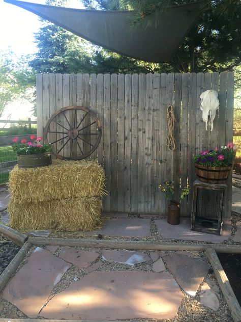 Cowboy Photo Backdrop Western Theme, Modern Country Party Decor, Western Photo Booth Backdrop, Western Party Backdrop Ideas, Country Photo Backdrop, Western Backdrop Ideas, Western Photo Booth, Western Theme Party Decorating Ideas, Western Backdrop