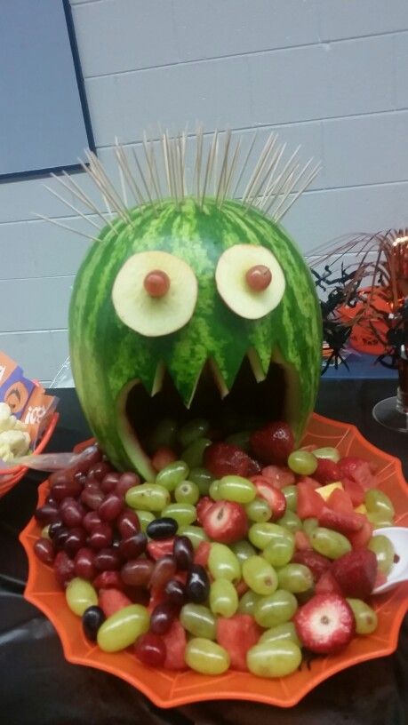 Halloween Fruit Platter, Halloween Watermelon, Halloween Fruit Tray, Watermelon Monster, Watermelon Boat, Summerween Party, Watermelon Ideas, Fruit Platter Ideas, Puking Pumpkin