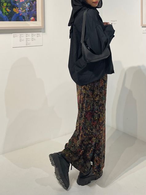 90s Long Skirt Grunge, Long Skirt Outfits Hijab Modest Fashion, Long Skirt With Sweatshirt, Art Gallery Outfit Hijab, Long Dress Boots Outfit, Boots And Long Skirt Outfit, Fits With Long Skirts, Long Skirt Modest Outfits, Long Skirt Hijab Outfits