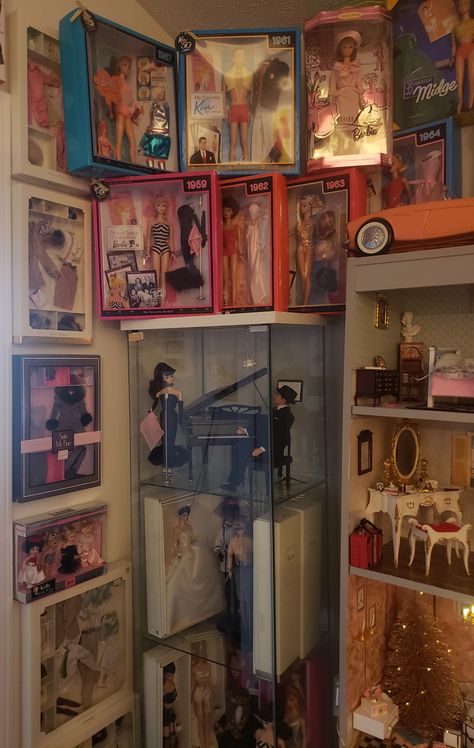 Silkstone loves vintage collection Vintage Barbie Display, Barbie Doll Collection Display, Barbie Display, Barbie Pics, Display Room, 70s Kitchen, Doll Museum, Barbies Pics, Barbie Room