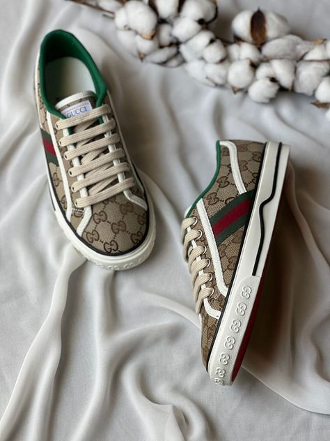 Gucci Shoes Outfit, Gucci Sneakers Outfit, Tenis Gucci, Business Chic Outfits, Luxury Suitcase, Fashion Shoes Heels, Business Chic, Gucci Sneakers, Casual Flat Shoes