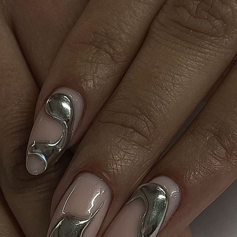 𝕬𝖌𝖆𝖙𝖍𝖊 - NAIL ARTIST & FORMATRICE PARIS on Instagram Molten Silver Nails, Melted Metal Nails, Molten Nails, Molten Metal Nails, Melted Metal, Metal Nails, Molten Metal, Melting Metal, Liquid Nails