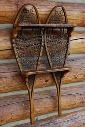 Snowshoe Decor, Ski Lodge Decor, Ski Decor, Snowshoes, Diy Upcycling, Lodge Decor, A Log, Metal Tree, Cabin Life