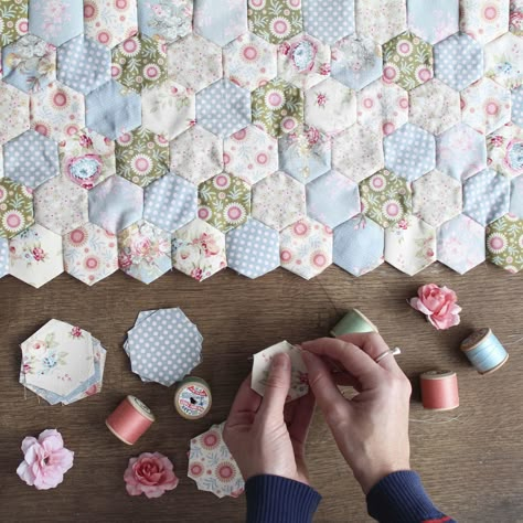 Hexi Quilt, Paper Peicing Patterns, Hexie Quilts Patterns, Tilda Fabric, Hexagon Patchwork, Hexie Quilt, English Paper Piecing Quilts, Hexagon Quilt, Paper Piecing Quilts