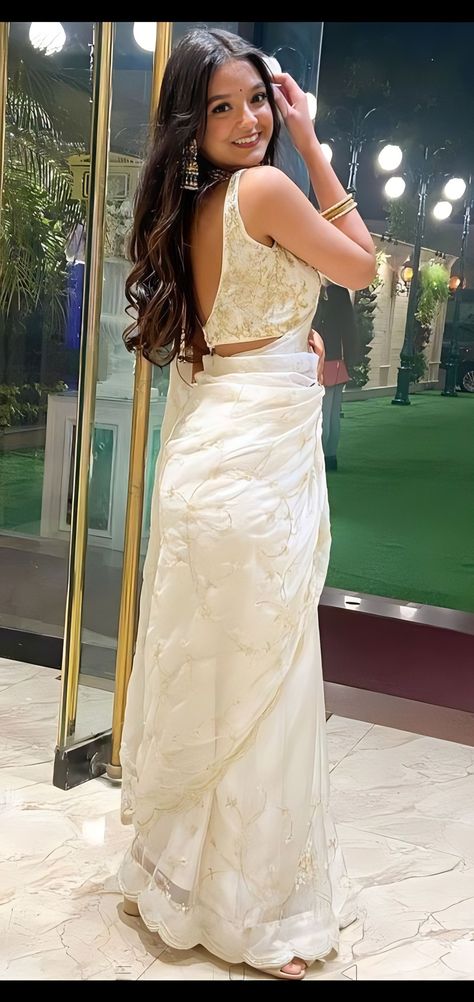 Himadri Patel, Casual Outfits Spring Comfy, Bridesmaid Indian, Indian Bridesmaid Dresses, Saree Wearing Styles, Indian Sari Dress, Indian Outfits Lehenga, Bridal Lehenga Collection, Wedding Saree Collection