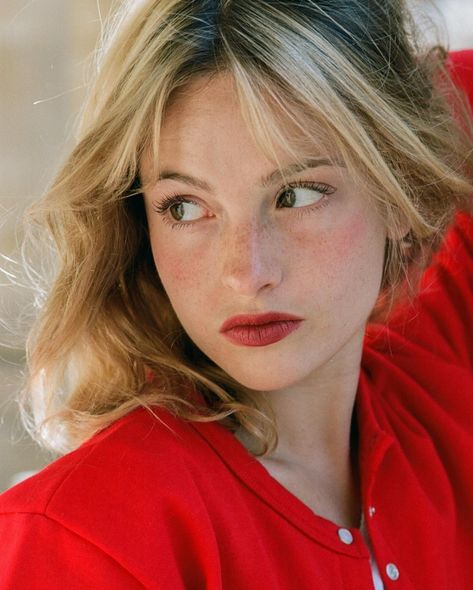 Glossier Models, Camille Yolaine, Райан Гослинг, Camille Rowe, Bangs With Medium Hair, Models Makeup, Famous Girls, Engagement Photo Inspiration, Aesthetic Makeup