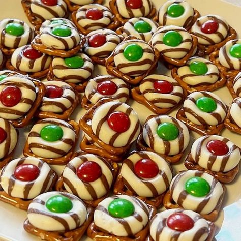 How To Make Pretzels With Hershey's Kisses | GB's Kitchen Pretzel Hugs Recipe, Pretzel Hershey Kisses, Hershey Kisses Recipes, Pretzel Kisses, Make Pretzels, How To Make Pretzels, Hershey Kiss Cookies, Pretzel Desserts, Christmas Pretzels