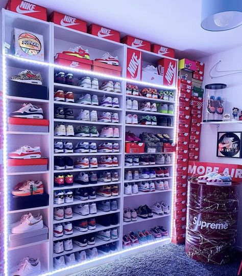 Shoe Room Ideas, Trap Rooms Aesthetic, Sneakerhead Closet, Jordan Storage, Shoe Boxes On Wall, Jordan Shoe Box Storage, Shoe Box Wall, Trap Room, Sneaker Room