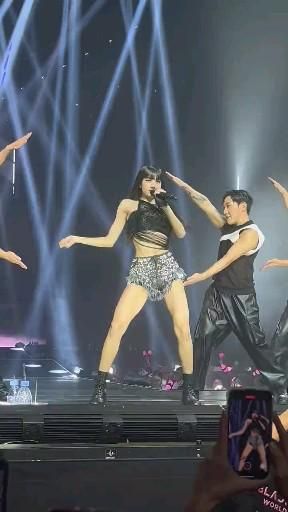 Lisa Money Concert, Lisa Lalisa Fancam, Lisa Lalisa Dance, Lisa Singing, Korean Dance Outfit, Lisa Money Dance, Money Lisa, Fancam Lisa, Lisa Coachella