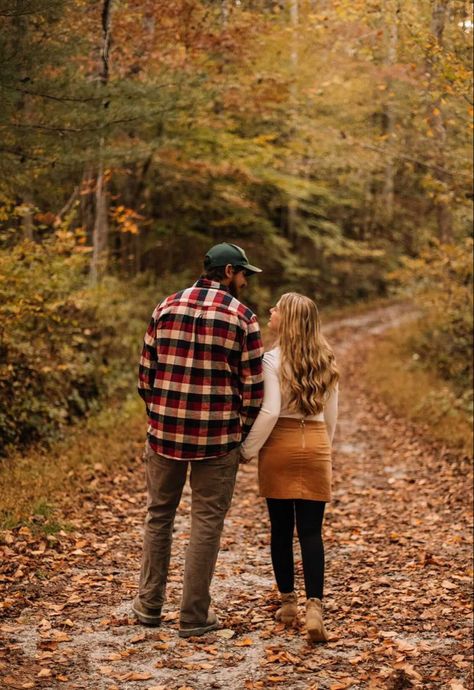 Photo Idea For Couples, Autumn Engagement Photos Ideas, Fall Portrait Photography Couples, Couple Fall Poses Photography, Fall Couple Pictures Woods, Couple Photoshoot Ideas Kissing, Cute Couple Outdoor Pictures, Cute Fall Boyfriend Pictures, Fun Fall Couple Photoshoot