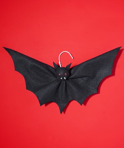 Hanger + Felt + Ping-pong Ball = Flying Bat Door Decor Paper Mache Bat Diy, Halloween Decorations Vampire, Diy Vampire Decorations, Vampire Diy Decor, Vampire Decorations Diy, Halloween Vampire Decorations, Vampire Decorations, Dracula Party, Halloween Home Decor Diy