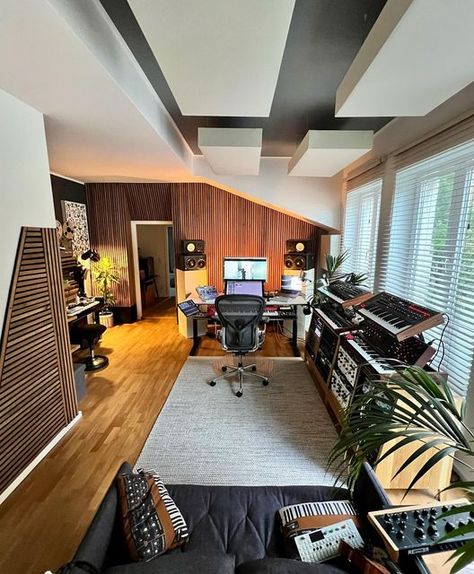 Modern Music Studio, Modern Music Room, Home Studio Design, Music Studio Decor, Home Studio Ideas, Home Music Rooms, Recording Studio Design, Recording Studio Home, Home Studio Setup