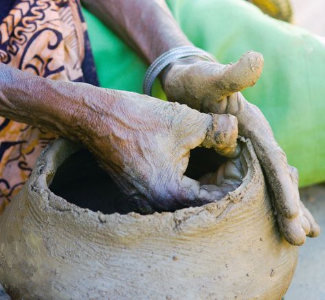 If you have ever wanted to dig your own clay, learn where to find local clay and how to use it in your pottery, including making slips and slip glazes. Handyman Projects, Ancient Pottery, Raku Pottery, Pottery Techniques, Hand Molding, Ceramic Studio, Potters Wheel, Hand Shapes, Paper Clay