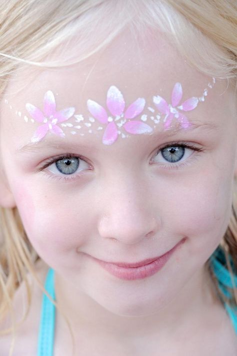 Face painting ideas for a kids birthday party Face Painting Flowers, Princess Face Painting, Makeup Zombie, Make Carnaval, Halloweenský Makeup, Girl Face Painting, Galaxy Makeup, Princess Face, Festival Face