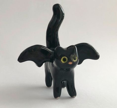 Small Clay Sculptures, Tiny Clay Creations, Tiny Clay Things, Tiny Ceramics, Refractory Clay, Ceramic Cats, Bat Cat, Halloween Clay, Clay Stuff