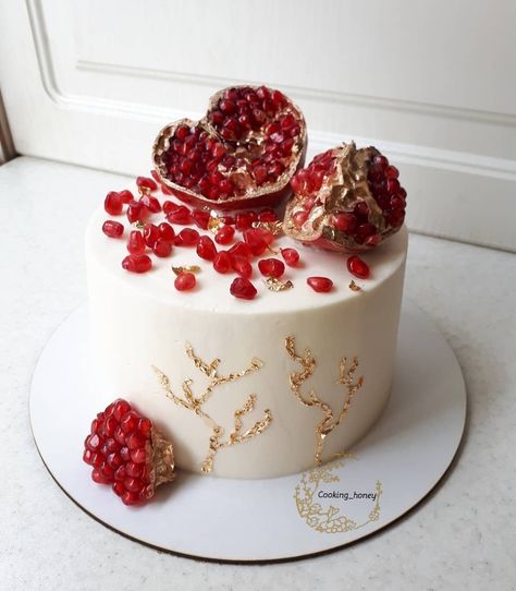 Cake Yalda, Pomegranate Theme, Eid Sweets, Creamy Cake, Fruit Cake Design, Yalda Night, Holiday Desserts Christmas, Spring Baking, Pretty Wedding Cakes