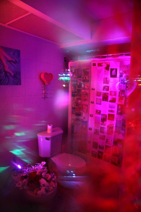 Signe Pierce, Neon Bathroom, Neon Bedroom, Aesthetic Bedroom Ideas, Neon Room, Aesthetic Bathroom, Room Goals, Neon Aesthetic, Aesthetic Rooms