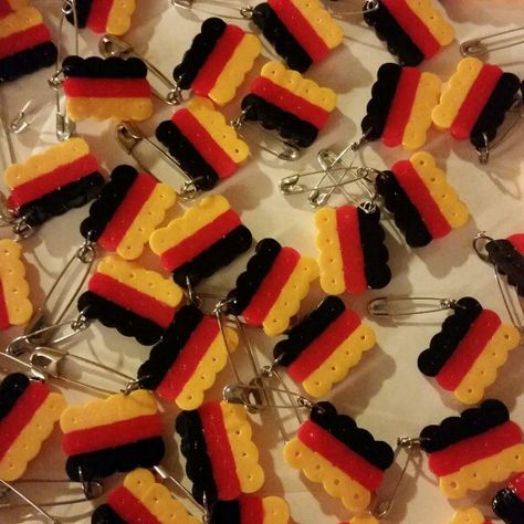 This would be fun to do for any country Germany Crafts, Rainbow Preschool, Corks Crafts, Germany For Kids, Brownie Ideas, Scout Swaps, Craft Preschool, Book Boxes, Girl Scout Juniors