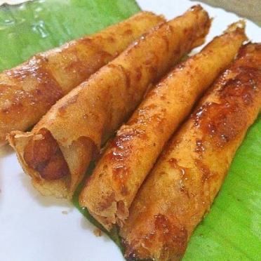 Cheesy Banana Turon Banana Turon, Mechado Recipe, Deep Fried Bananas, Filipino Snacks, Filipino Street Food, Banana Roll, Sliced Cheese, Spring Roll Wrappers, Philippines Food