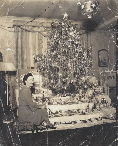 Christmas Pictures Vintage, Antique Christmas Tree, Old Time Christmas, Vintage Christmas Photos, Favorite Christmas Songs, Vintage Christmas Images, Christmas Memories, Christmas Family Photos, Old Christmas