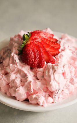 5 Minute Fluffy Yogurt Fruit Salad / Six Sisters' Stuff | Six Sisters' Stuff Fruit Salad With Yogurt, Yogurt And Fruit, Strawberry Fluff, Creamy Fruit Salads, Whipped Yogurt, Pistachio Salad, Yogurt Dessert, Fruit Salad Easy, Fluff Desserts