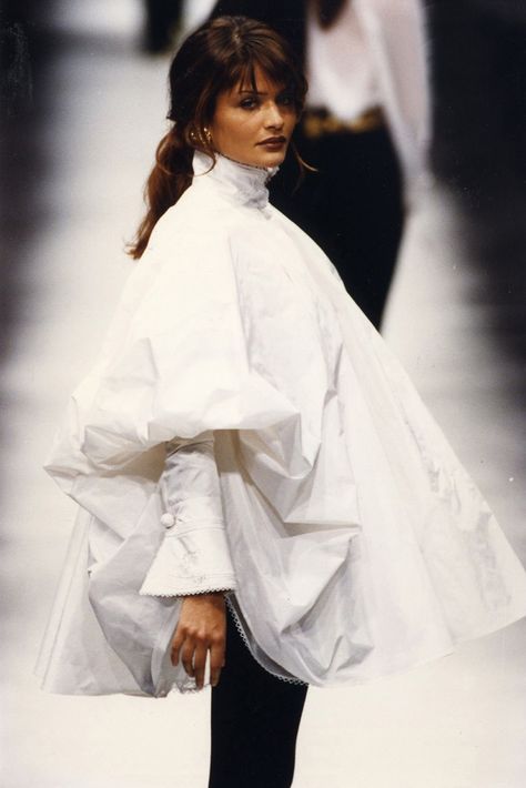 "My idea of a white shirt. Gianfranco Ferré" exhibition at the Textile Museum in Prato, Tuscany. [Courtesy Photo] Classic White Shirt, Helena Christensen, Steven Meisel, Gianfranco Ferre, Moda Chic, 90s Fashion Outfits, Linda Evangelista, Claudia Schiffer, Christy Turlington