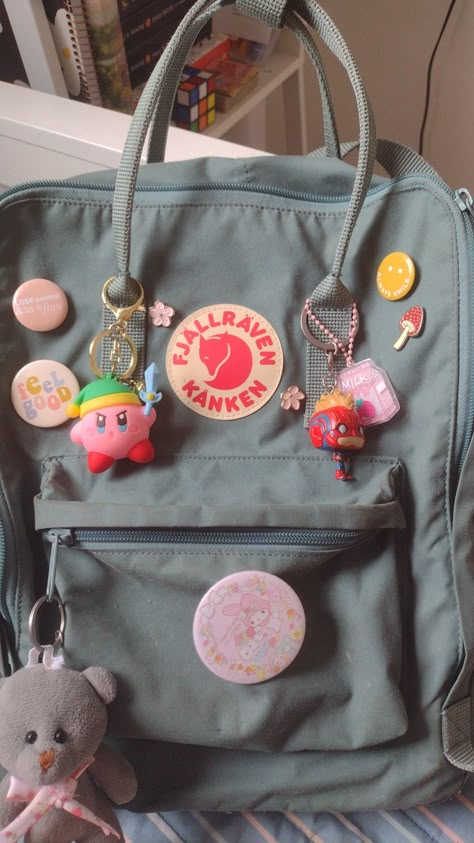 Kanken Decoration, Backpack Decoration Ideas, Kanken Backpack Aesthetic, Aesthetic Kanken, Jansport School Bags, Mochila Kpop, Kanken Bag, Mochila Fjallraven Kanken, Everyday Bag Essentials