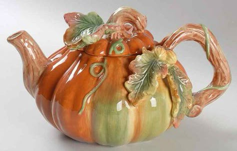 Pumpkin Teapot, Unusual Teapots, Autumn Core, Frog House, Leaf Plates, Pottery Crafts, Teapots And Cups, Ceramics Pottery Art, House Things