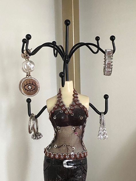 Necklace Stand Aesthetic, Cool Jewelry Holder, Jewerly Holders Stand, Jewellery Stand Aesthetic, Mannequin Jewelry Holder, Necklace Holder Aesthetic, Bracelet Holder Ideas, Jewelry Holder Aesthetic, Aesthetic Jewelry Holder