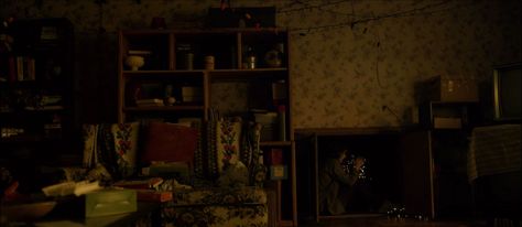 Stranger Things -  Joyce Byers' Home Byers House, Joyce Byers, Duffer Brothers, Netflix Original Series, Stranger Things Meme, Will Byers, Stranger Things Season, Wallpaper Living Room, Room Wallpaper