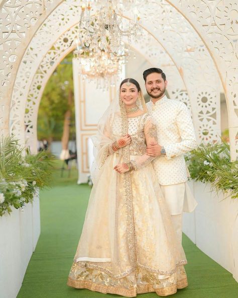 Nikkah Ideas, Nikkah Brides, Suit Poses, Baat Pakki, Bride Groom Photoshoot, Bridal Entry, Wedding App, Wedding Reception Outfit, Nikah Outfit