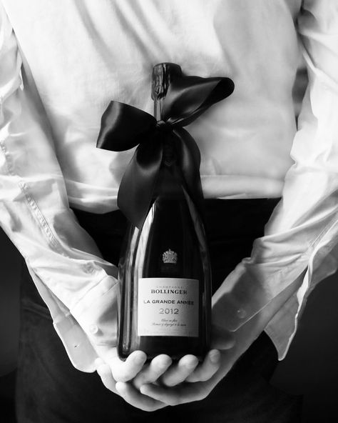 Wine Art Photography, Moody Wine Photography, Holiday Wine Photography, Champagne Restaurant, Champagne Photoshoot, Aperitivo Hour, Champagne Aesthetic, Wine Instagram, Champagne Photography