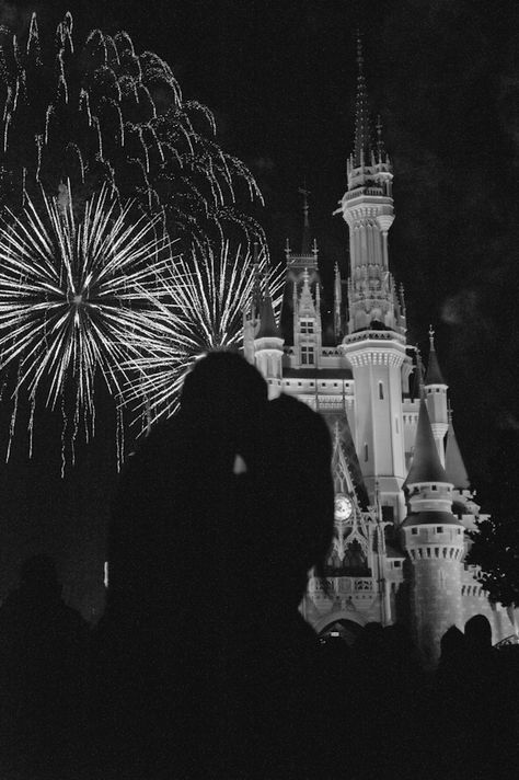 awww Disney love Chateau Disney, Disney Proposal, Disney Engagement, Disney Photography, Disney Photos, Caroline Forbes, Disney Couples, A Castle, Happiest Place On Earth