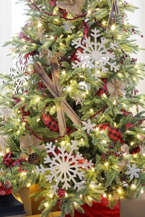 Lodge Themed Christmas Tree, Ski Lodge Themed Christmas Tree, Ski Theme Christmas Tree, Ski Themed Christmas Tree, Ski Christmas Tree, Ski Lodge Christmas Tree, Idaho Farmhouse, Ski Lodge Christmas Decor, Lodge Christmas Tree