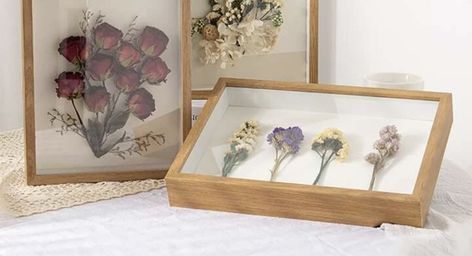 Dried Flower Display, Flower Display Stand, Flower Photo Frame, Dried Flowers Crafts, Framed Flowers, Dried Flowers Diy, Drying Roses, Pressed Flower Crafts, Diy Photo Frames