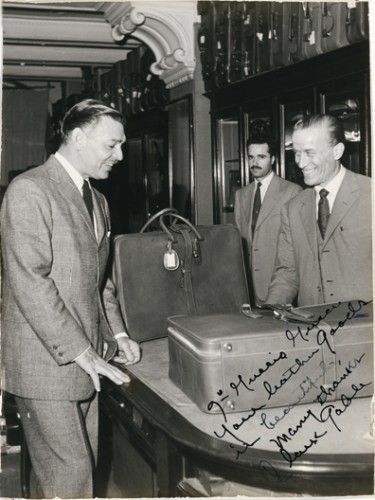 Clark Gable purchasing his Gucci and giving an autograph to M. Guccio Gucci Gucci Ad, Aldo Gucci, Clark Gable, Guccio Gucci, Lauren Bacall, Vintage Fashion Photography, Hollywood Legends, Gucci Gucci, Stunning Photography