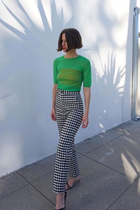 d82118376df344b0010f53909b961db3 Gingham Trend, Gingham Pants, Trouser Outfit, Checkered Pants, Look Retro, Looks Street Style, Mode Inspo, Green Shirt, Looks Style