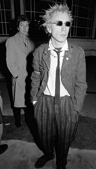 John Lydon. Always one of the most intelligent and innovative figures of the the punk movement. Jonny Rotten, 80s Punk Fashion, Punk Prom, Punks 70s, 80’s Punk, Chica Punk, John Lydon, Punk 80s, Look 80s