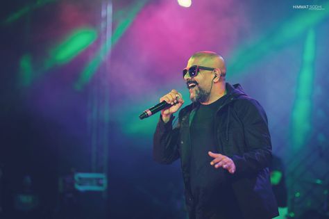 The legends of music Vishal & Shekhar performing live in Indore. They rocked the audience with their mind-blowing voices and rocking songs. Vishal Shekhar, Mind Blowing, Mind Blown, Indore, The Voice, Mindfulness, Songs, Concert, Music